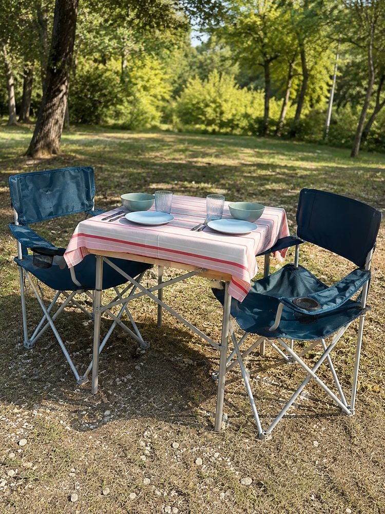 Table pliante et chaises installées en extérieur