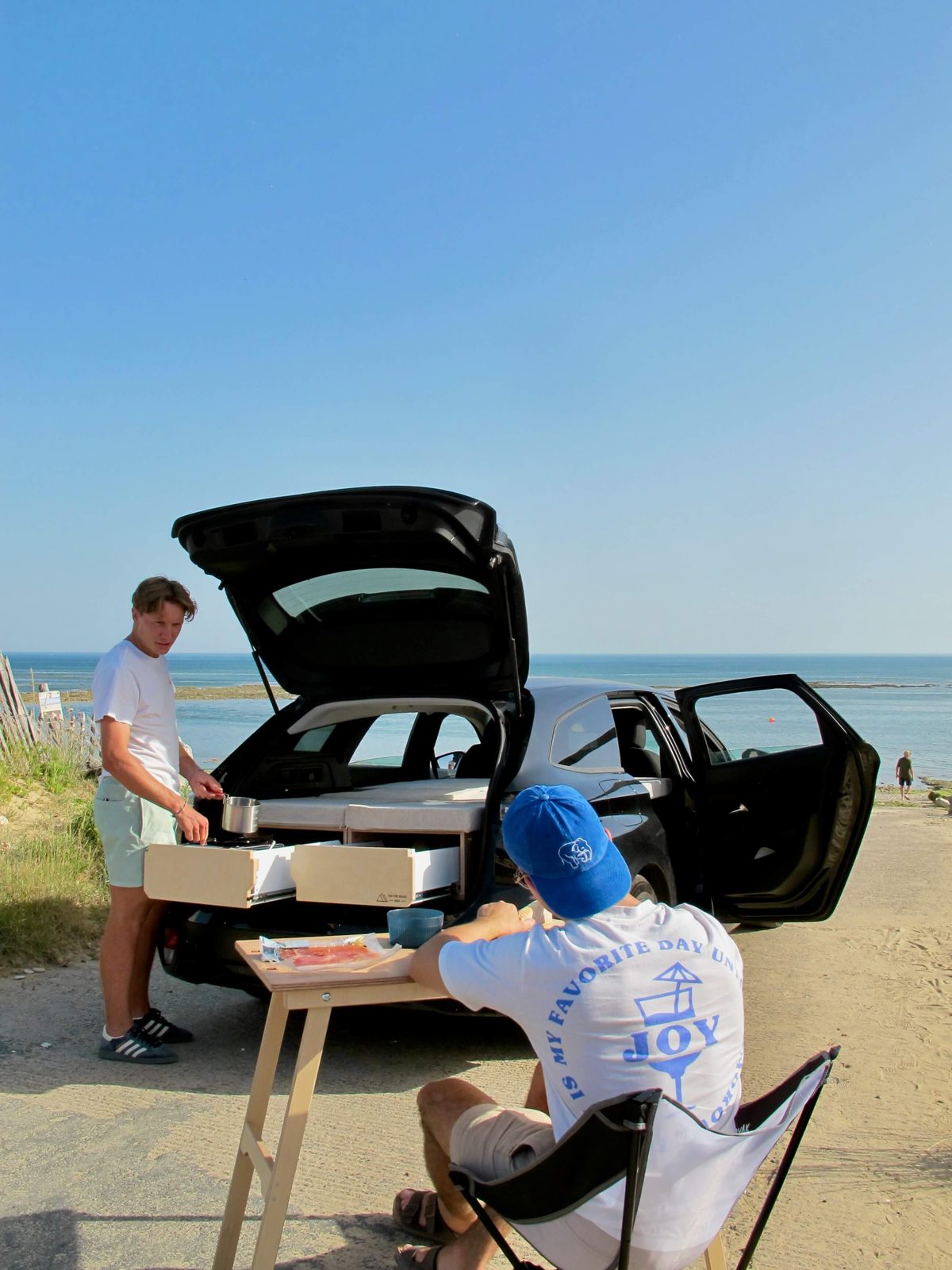 Kit Easy Trip installé dans un break, paysage extérieur